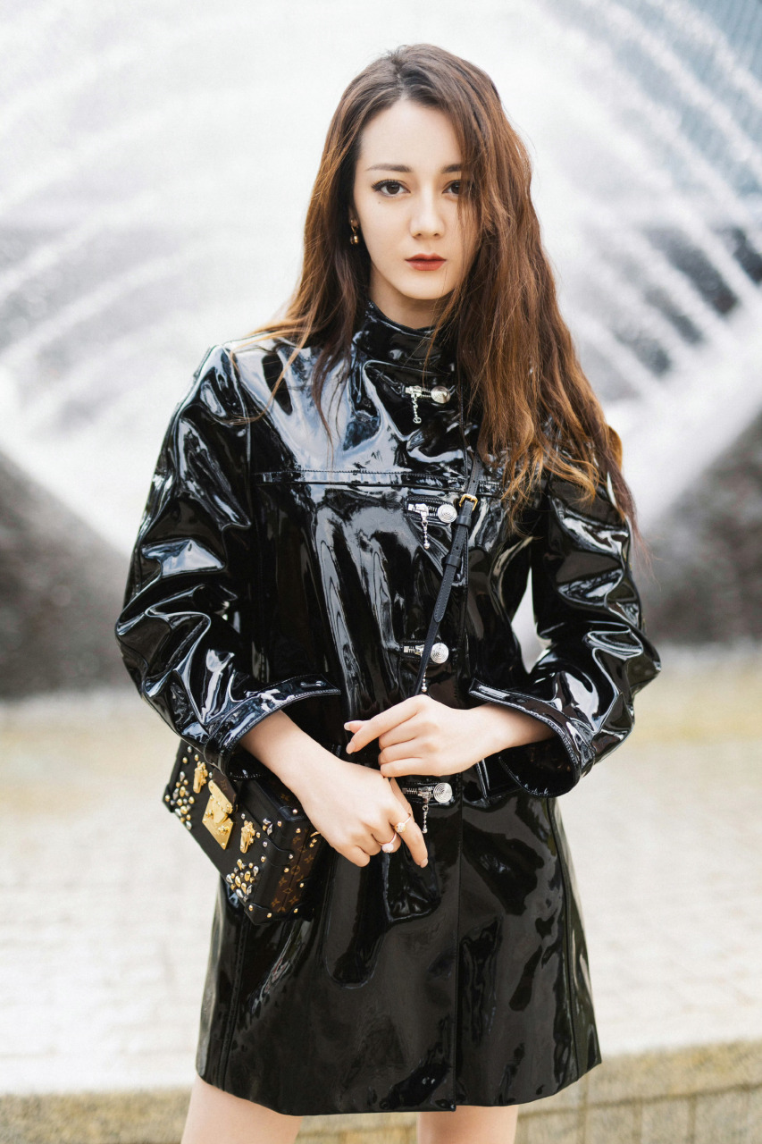 迪丽热巴,皮衣的穿搭色彩 #迪丽热巴