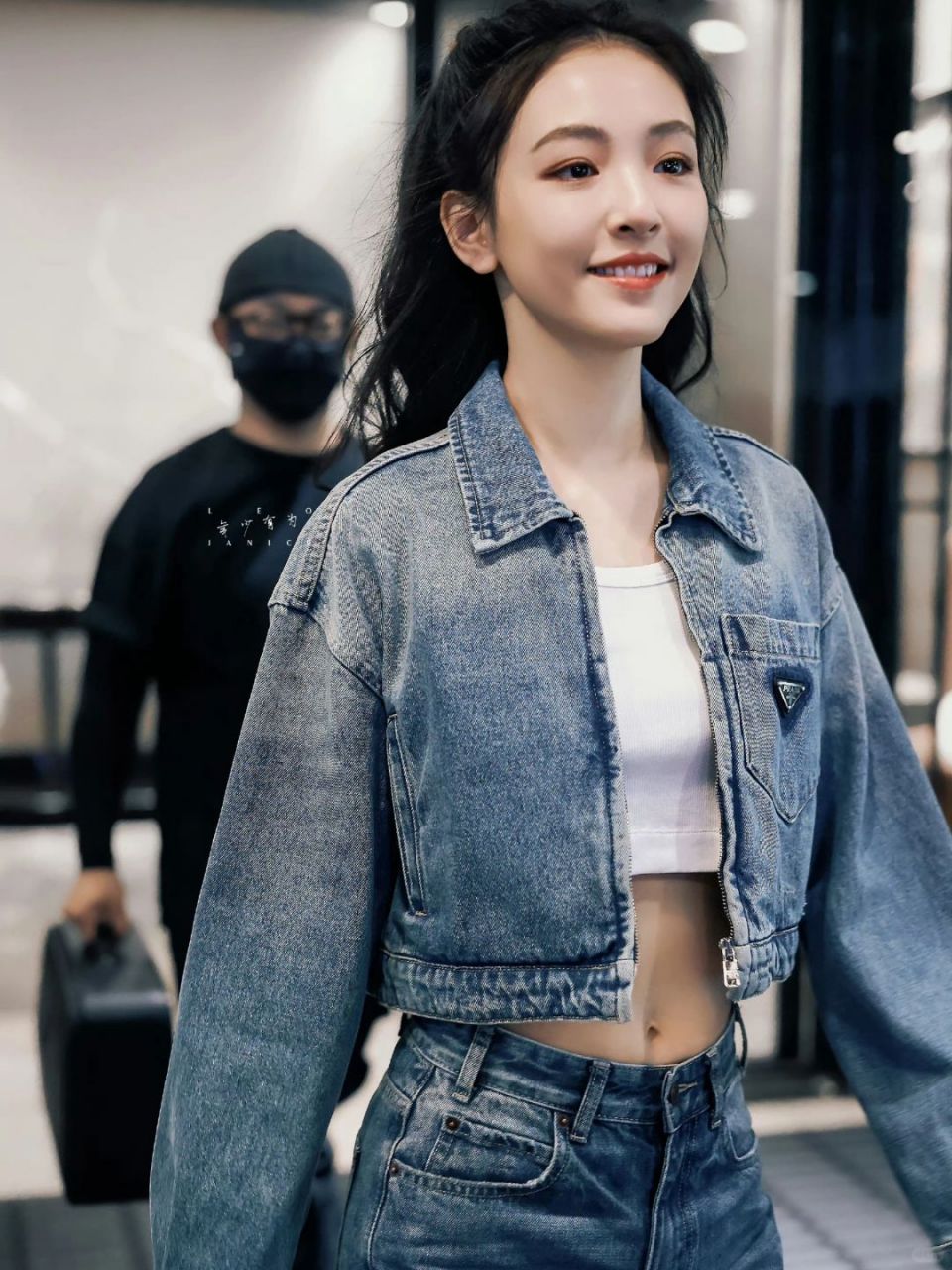 哇塞,看到吴倩在《乘风破浪的姐姐》的路透照,我简直被她的青春美