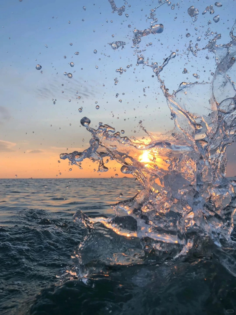 海浪图片 记得小时候,第一次站在海边,被那无尽的蔚蓝震撼🌊.