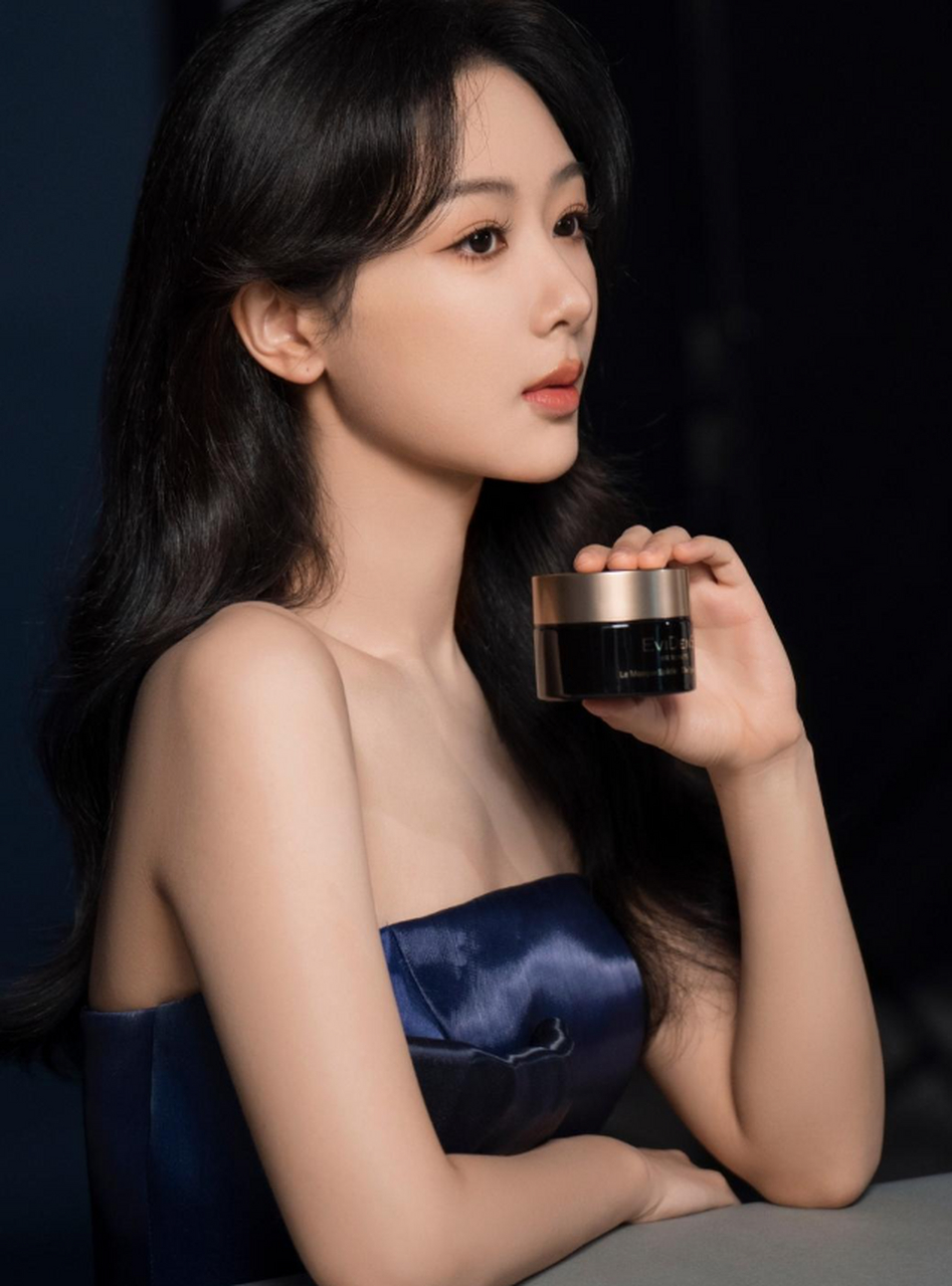 杨紫抹胸裙惊艳写真,优雅神秘让人沉醉其中,真的太美了!