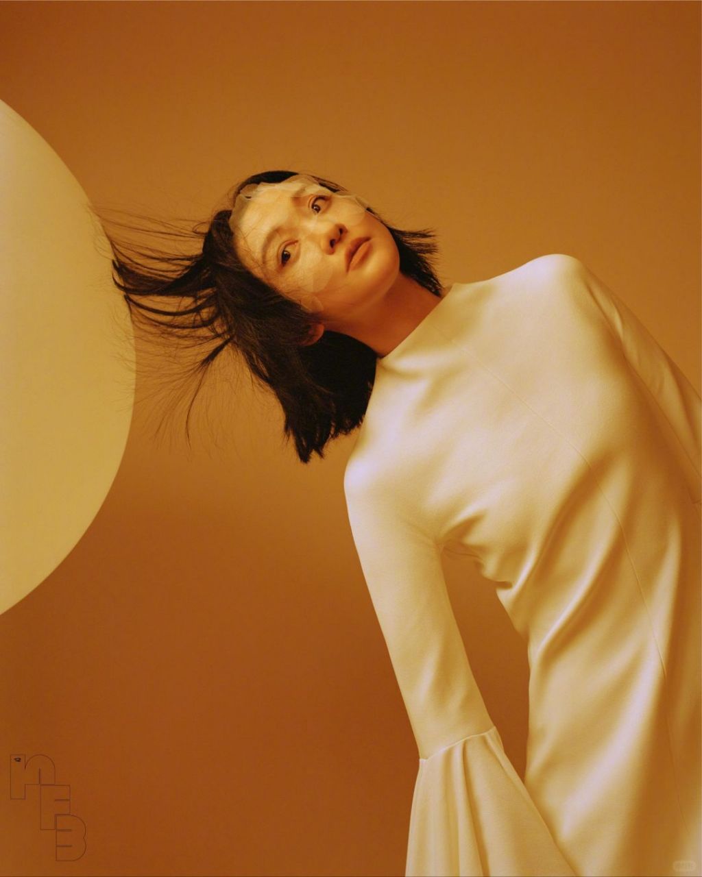 哇!看到周迅的春日假日写真,简直被她的优雅和少女感惊艳到了!