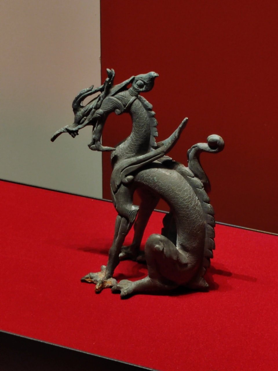 唐代铜坐龙  它是在史思明墓出土的,一看到它,我就被它独特的造型吸引