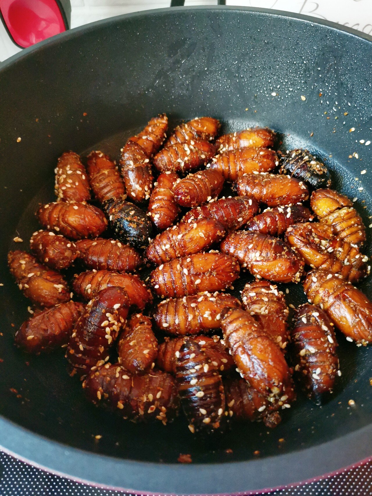干煸蚕蛹可是一道美味又营养的家常菜,做好了外皮酥脆,内里爆汁