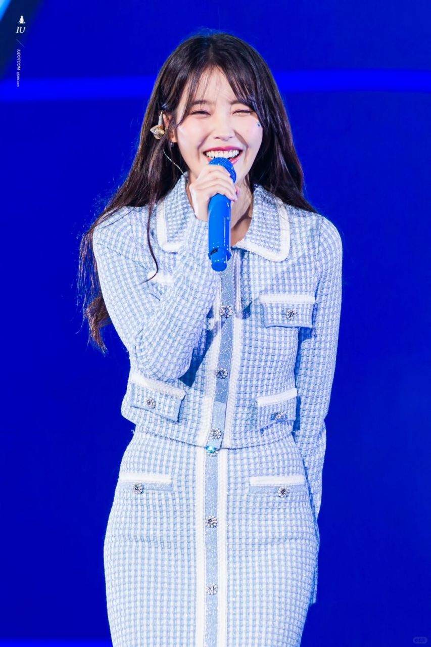 被iu李知恩在公演活动中穿着的self-portrait蓝色针织套装给美到了!