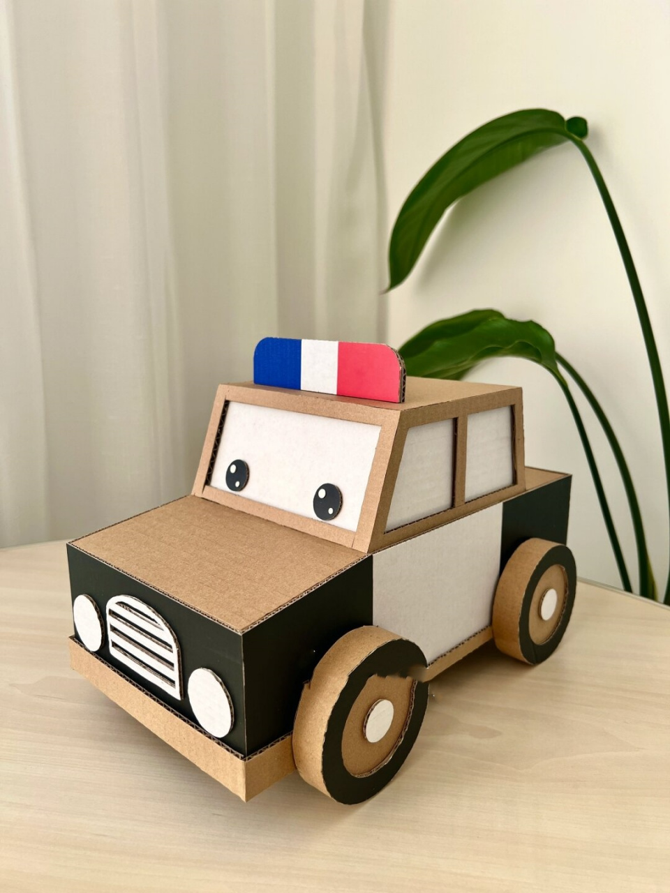 95 找出完整的纸皮,跟着图示一步步裁出各个部分,然后再用热熔胶