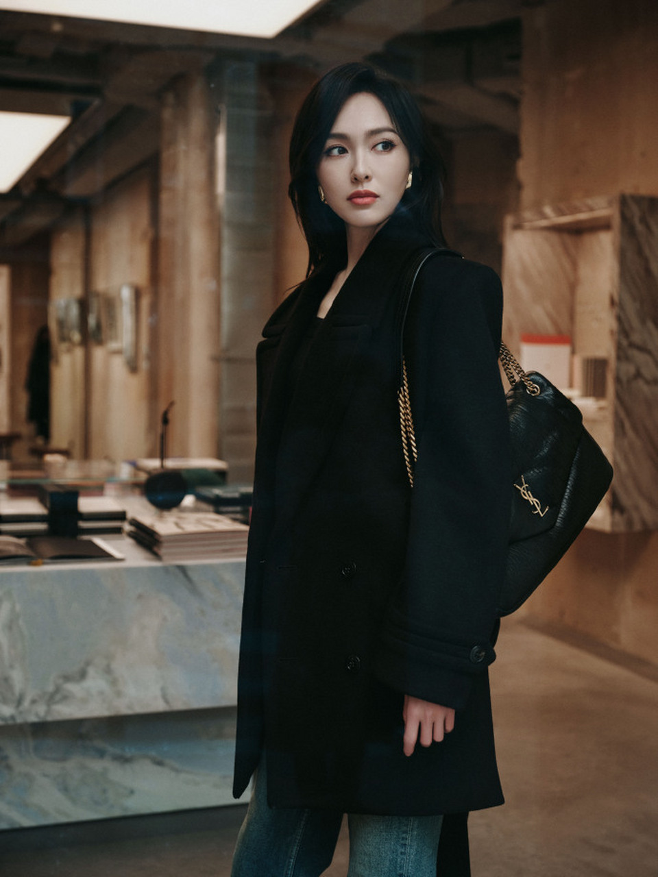 这是唐嫣在巴黎街头的漫步的一款穿搭,也被网友称为攻气十足街头穿搭