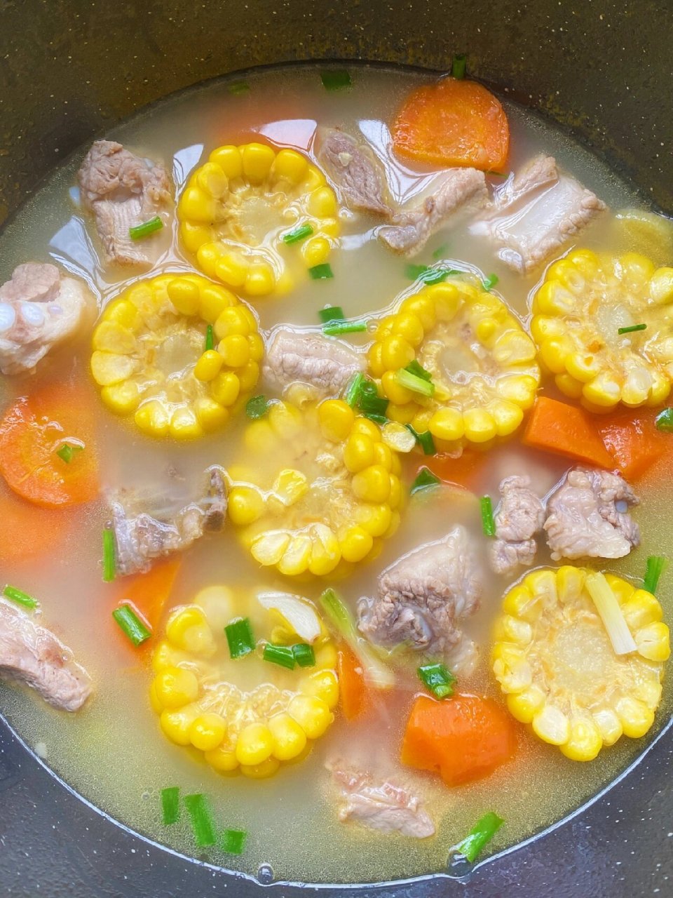 家人们,今天我要给你们分享一道超级简单却又鲜美的胡萝卜玉米排骨汤!