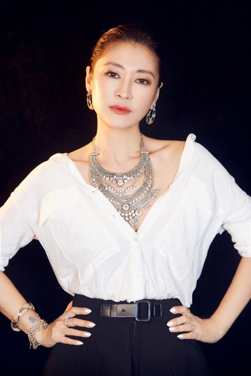 主持人李静说,认识梁静很多年了,她容易断片,问她话就愣愣的,然后突然