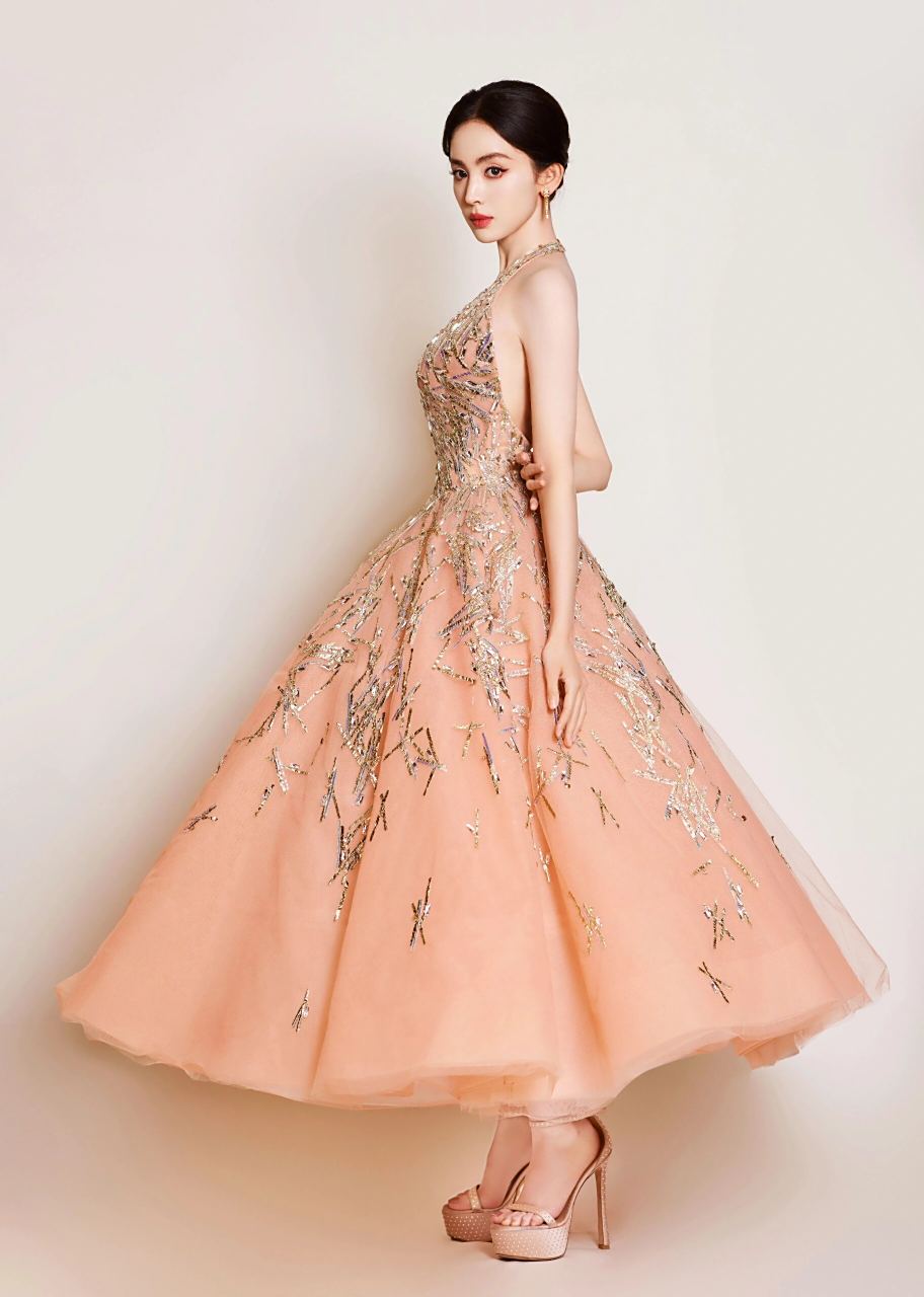 娜扎这深v礼服,姐姐真的赢麻了!