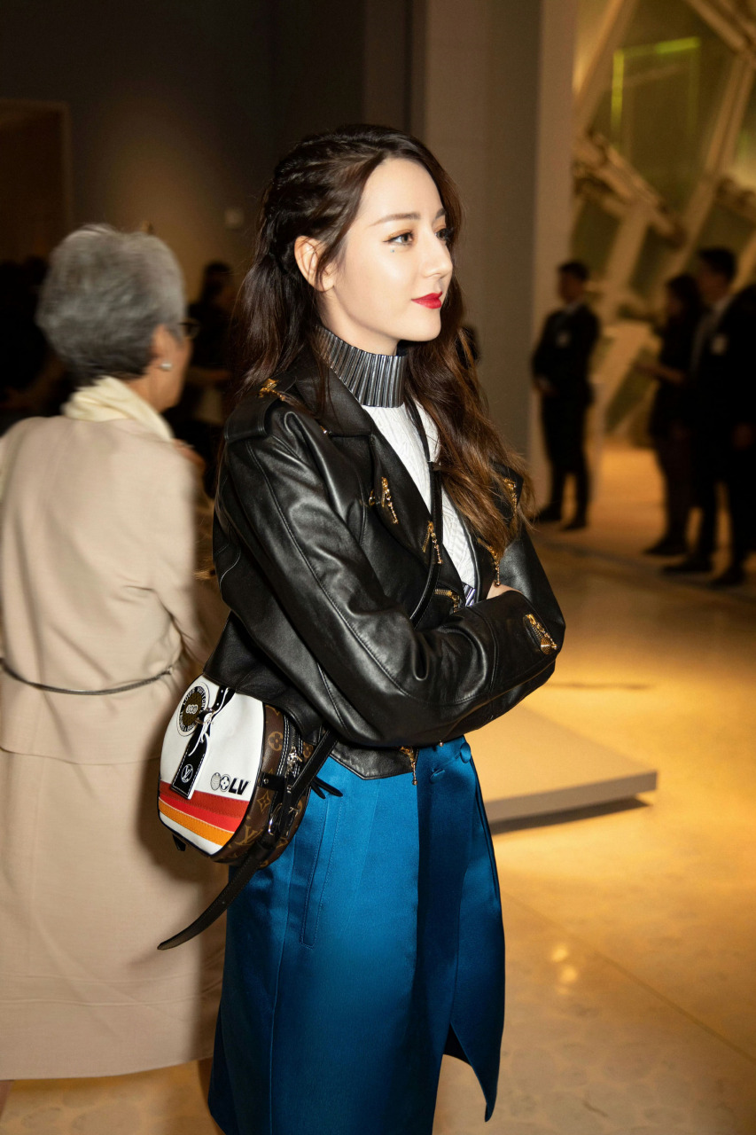 迪丽热巴,皮衣的穿搭色彩 #迪丽热巴