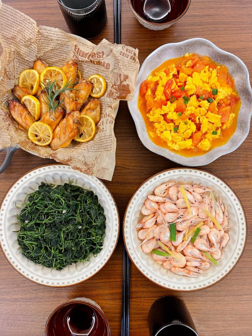 盐水白米虾(23元) 锅中加入少量水煮沸,加入姜丝,葱段 下入白米虾煮至