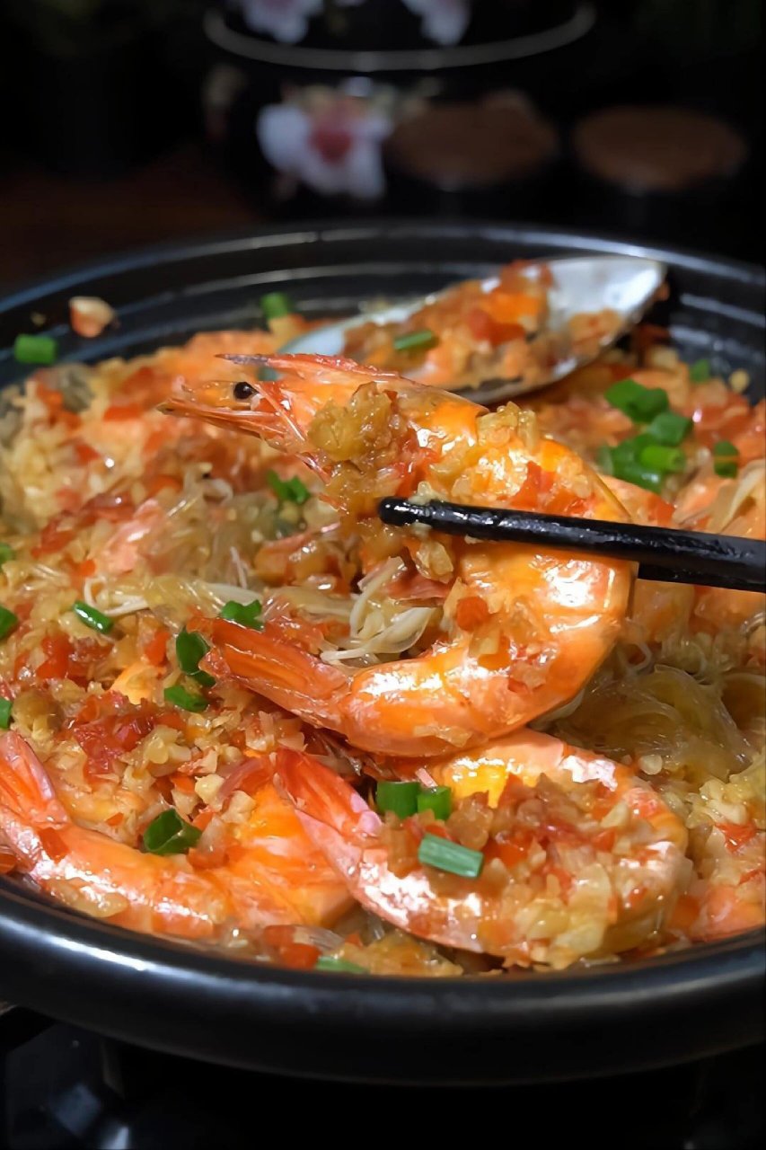 宝子们,今天我必须要给你们分享这道蒜蓉粉丝鲜虾煲!