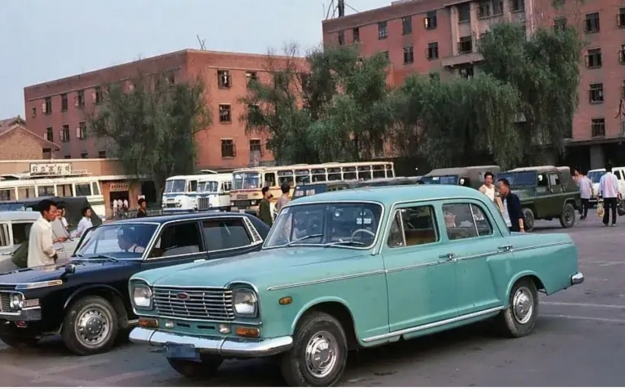 90年代,两辆小轿车挺气派,认得牌子吗?