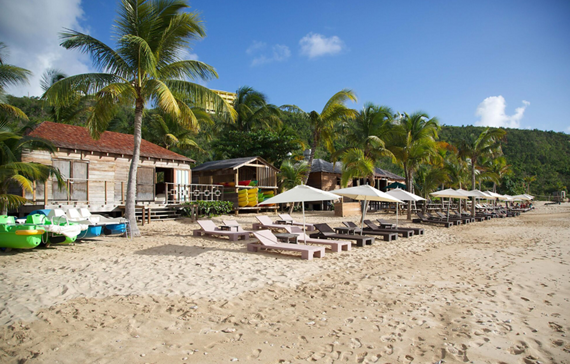 9590安圭拉这个小岛火了!靠卖".