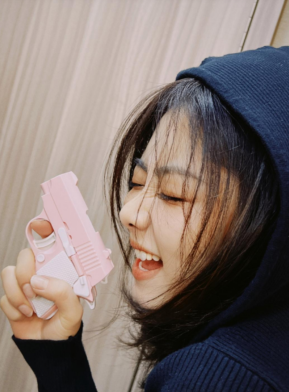 谭松韵俏皮可爱美照,包子脸太迷人了,笑容甜美诱人,真的是爱了爱了!