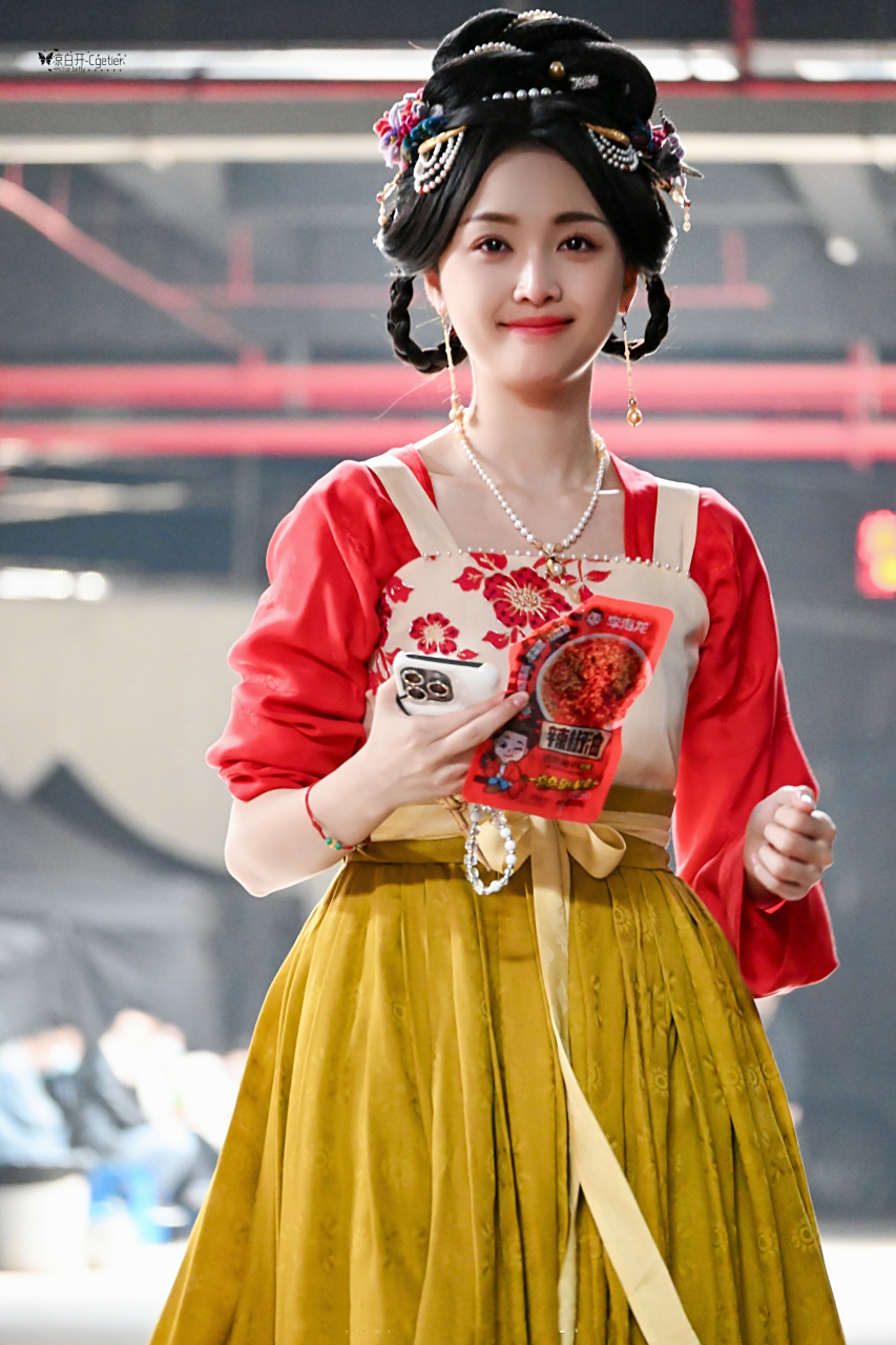 吴宣仪《五福临门》饭拍路透图!