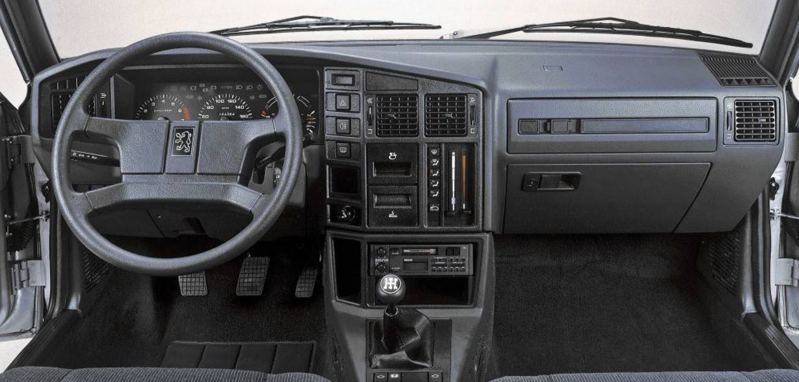 记得小时候,广州标致505轿车可是街头巷尾的一道亮丽风景线啊!