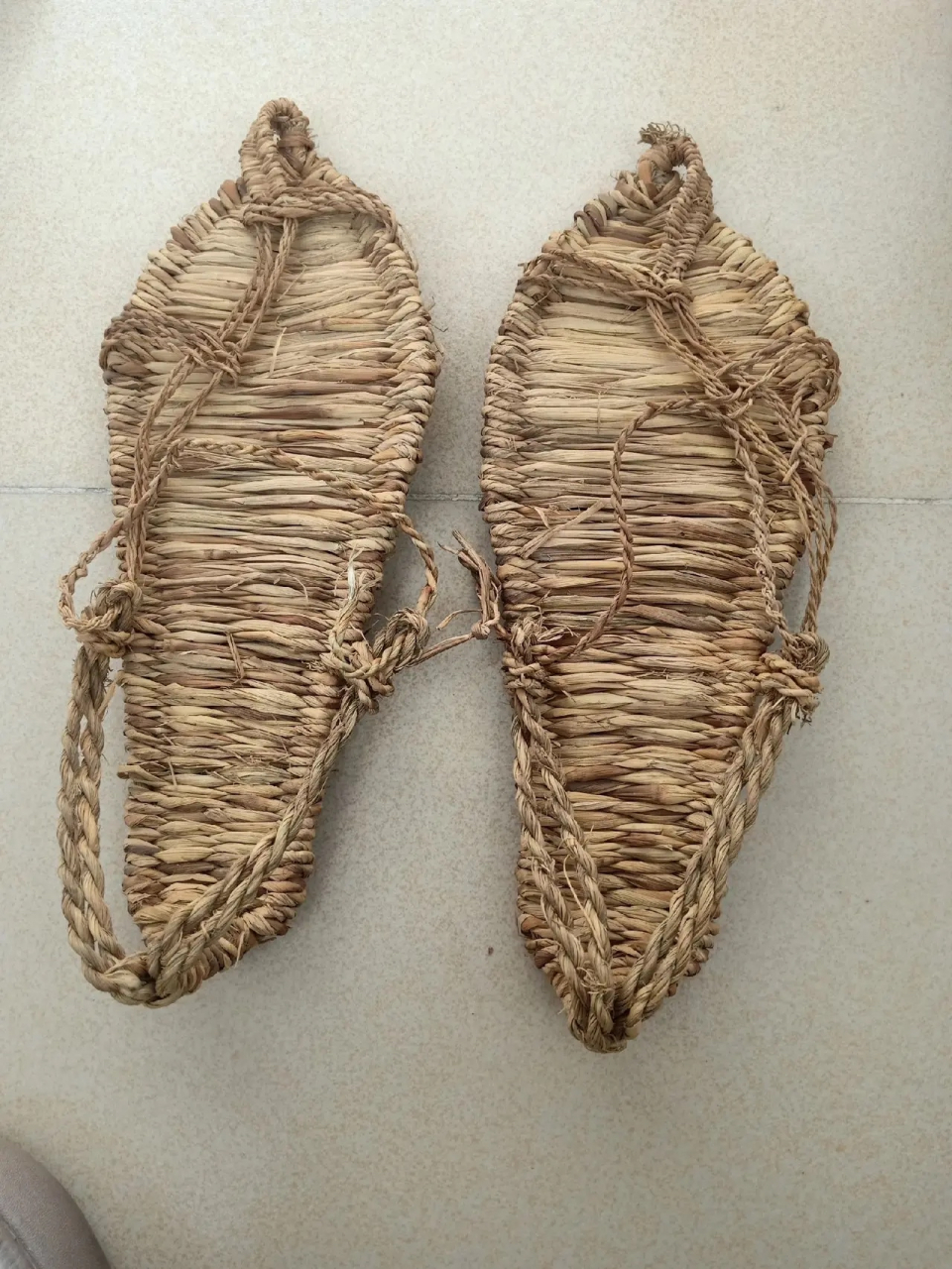 一双草鞋的照片,长征时期红军穿的草鞋大抵就是这个样子的