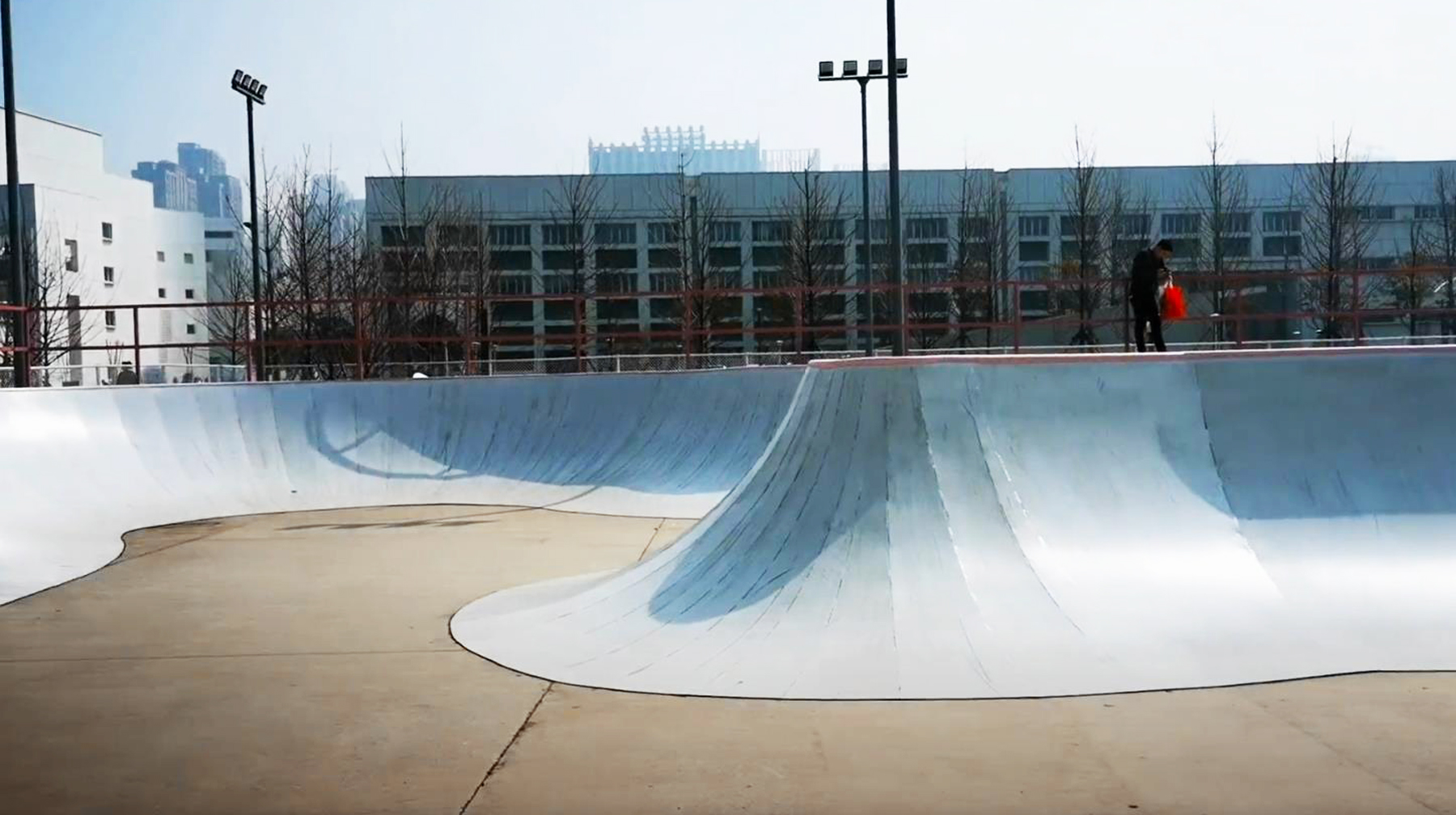 武汉城区有座滑板公园:由数条专业赛道组成,孩子们玩得不想走