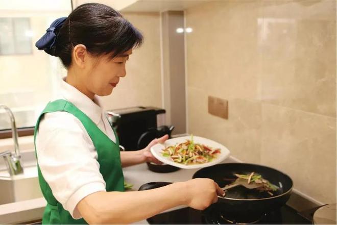 她61岁,打工当保姆挣6500,丈夫在家照顾婆婆,她想赚多点养老钱