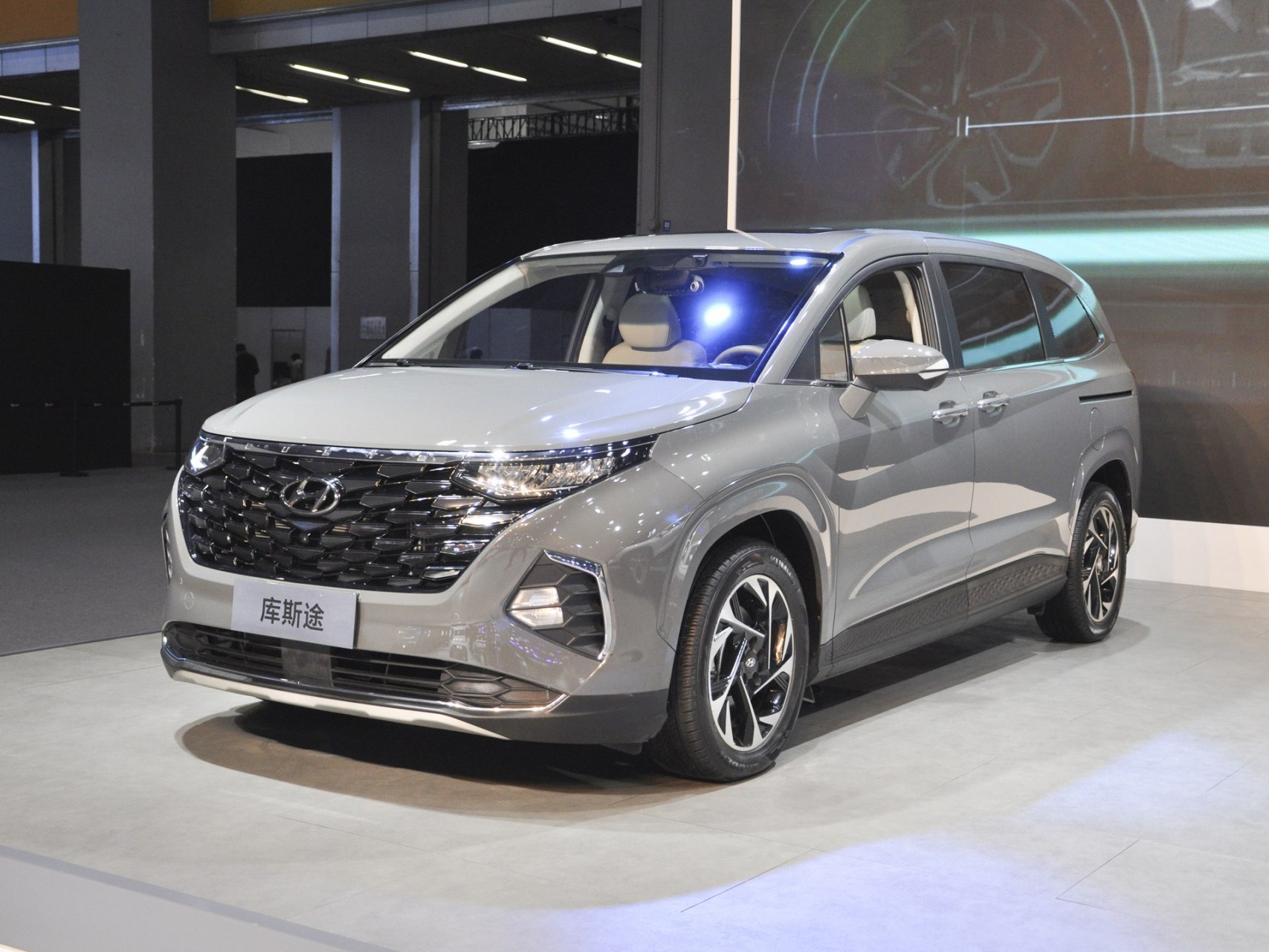 现在市场上热门的北京现代库斯途中大型mpv,不仅外观,空间出色舒适度