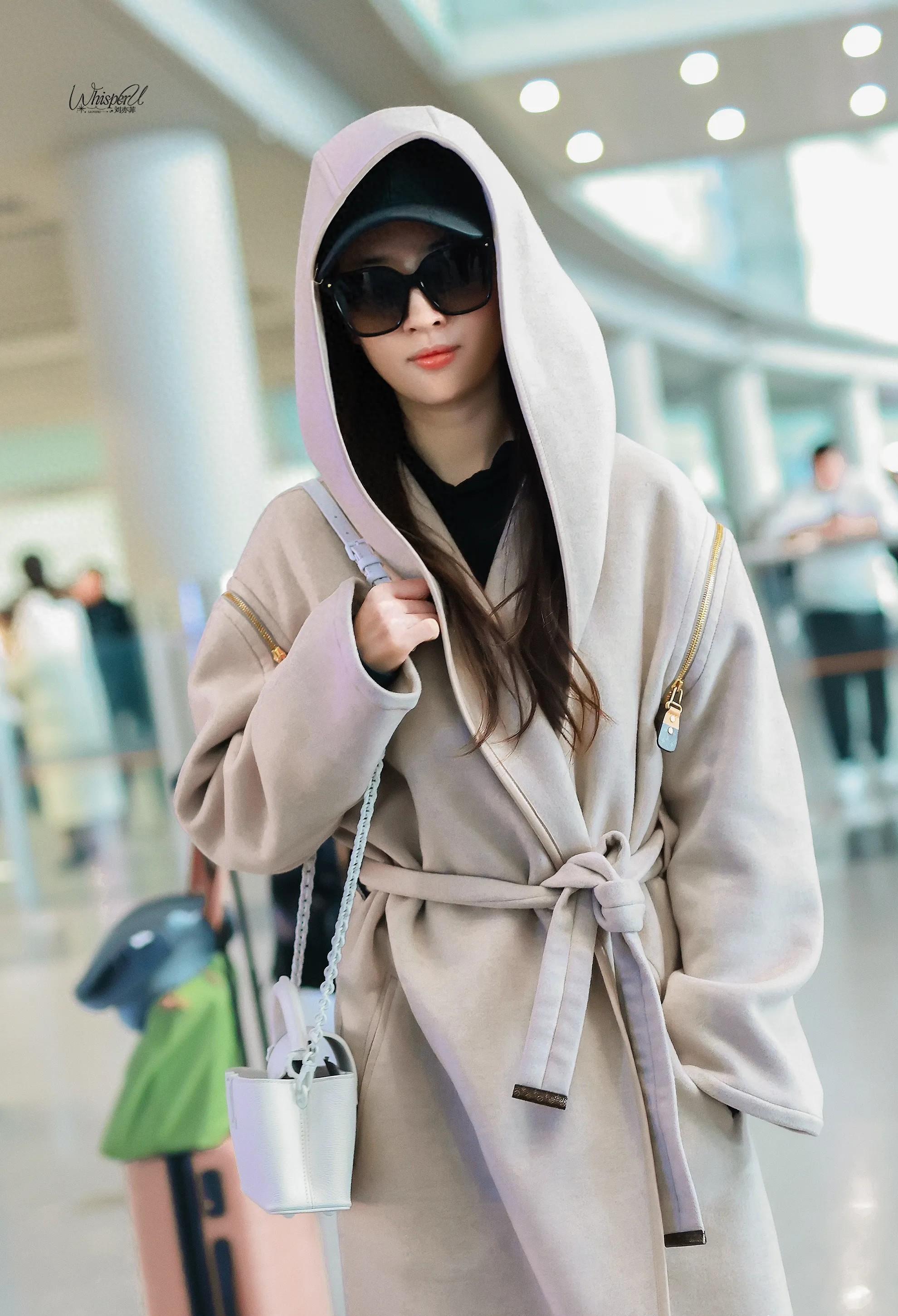 刘亦菲回国机场随拍,好美的神仙姐姐!