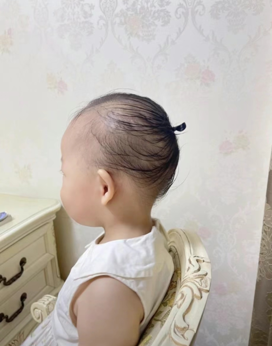 孩子挺犟非要扎丸子头这不把方圆五里的头发都拉过来了也只得了粒