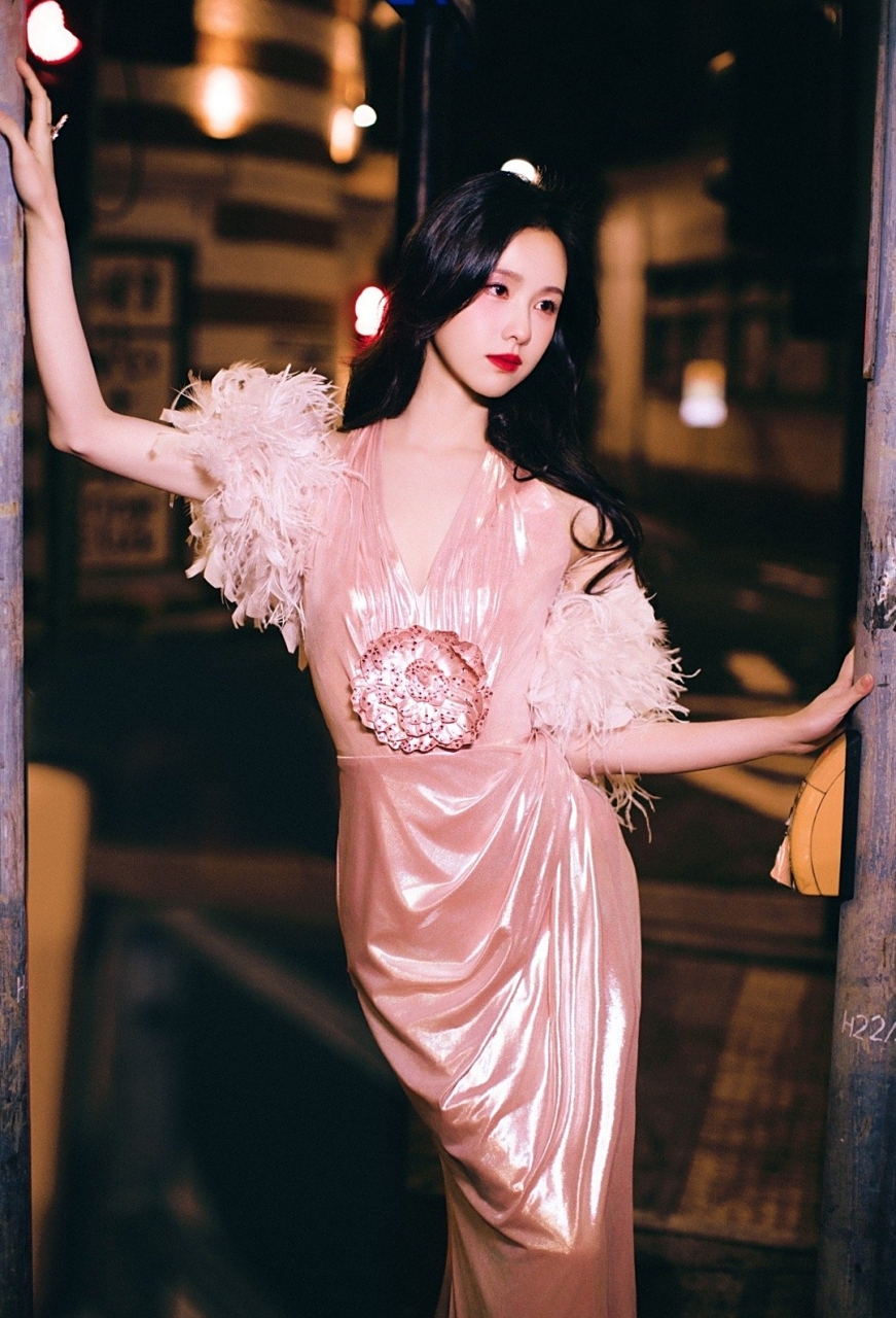 陈都灵羽毛粉裙,这个系列的裙子确实好美,漂亮的像个小公主.