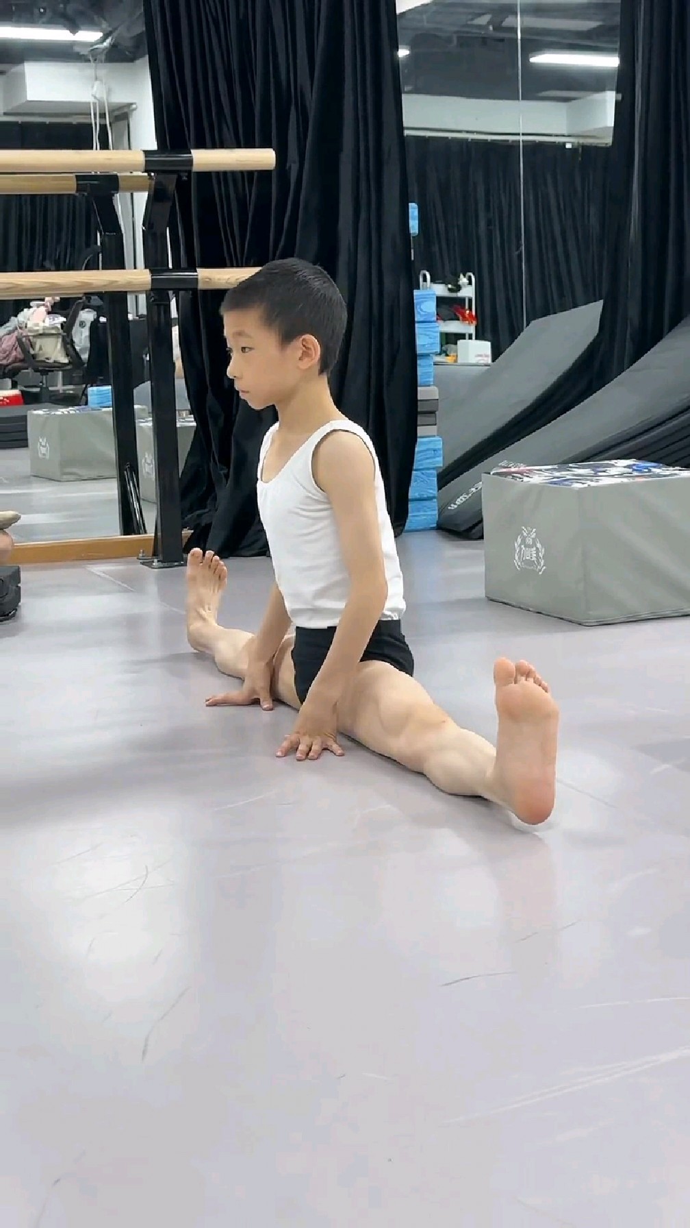 舞蹈男孩练习一字马,动作规范又标准-度小视