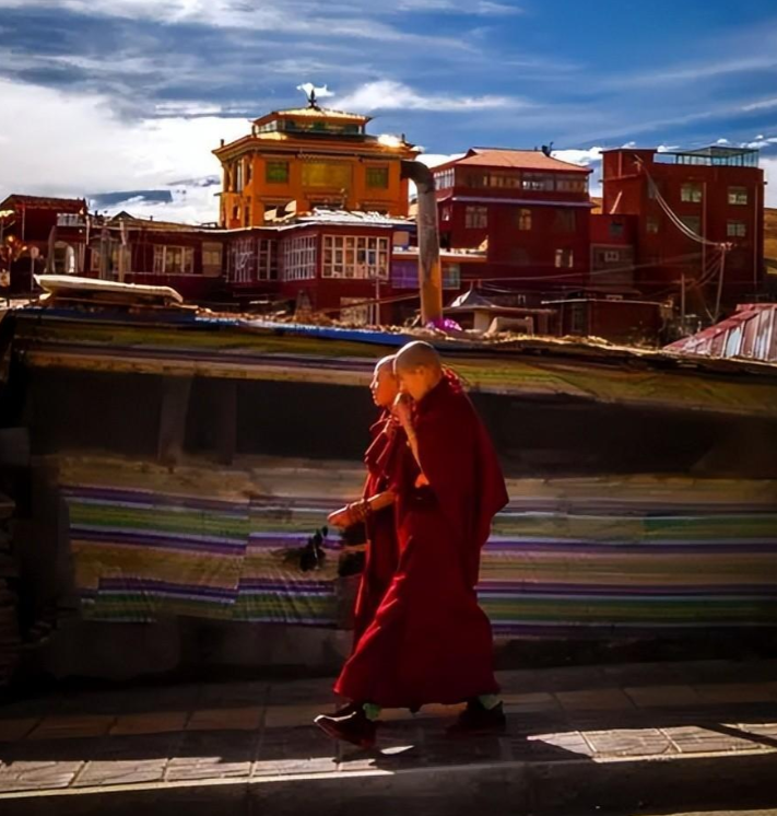 回顾亚青寺2万名女性在此修行天黑后须遵循一条死规定