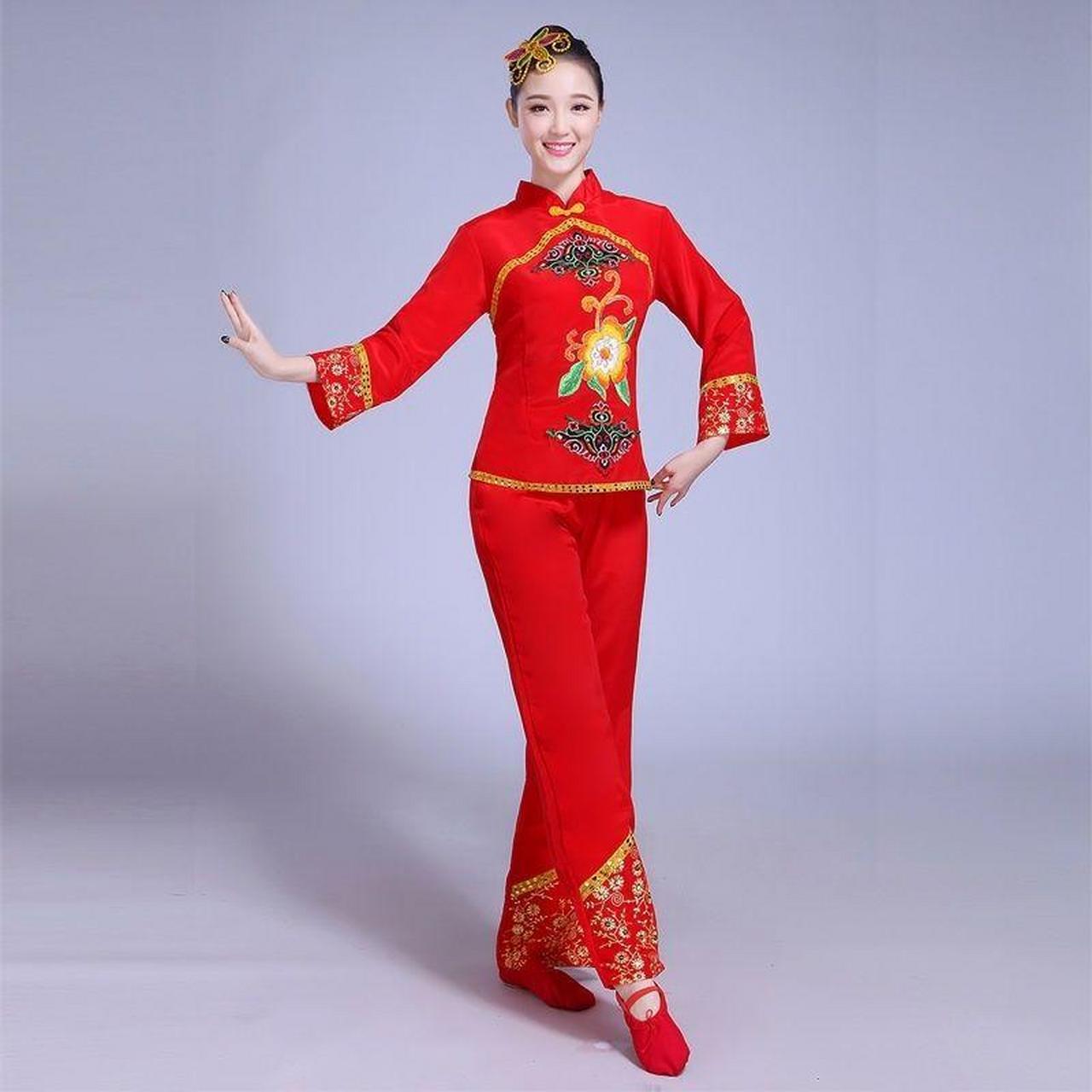 一般来说,扇子舞服装的颜色都比较鲜艳,以红色,黄色,绿色等暖色调为