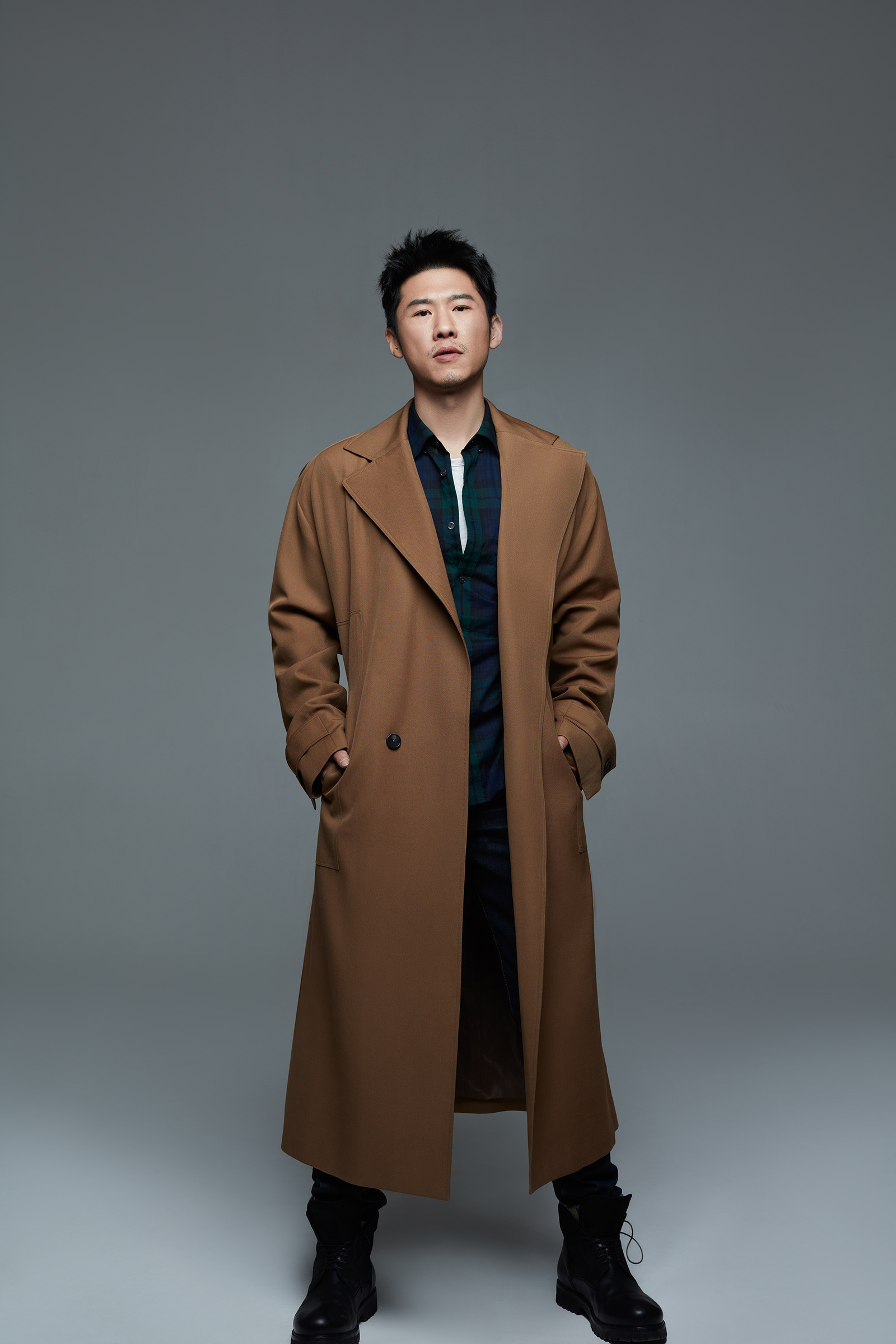 回顾演员王骁40岁走红娶圈外妻子生一女是母亲王馥荔的骄傲