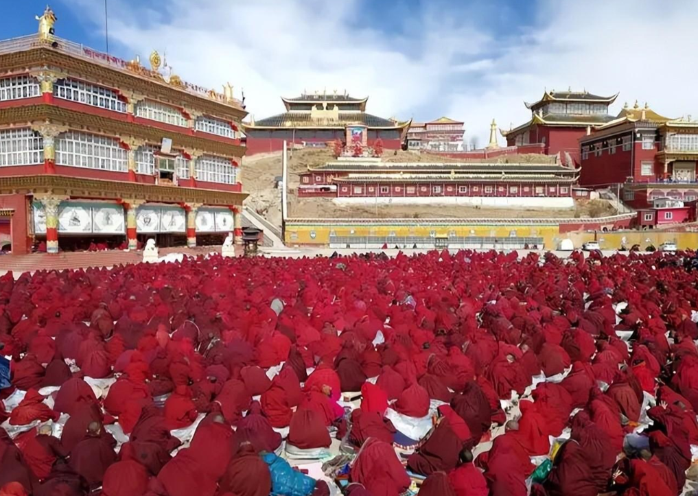 回顾亚青寺2万名女性在此修行天黑后须遵循一条死规定