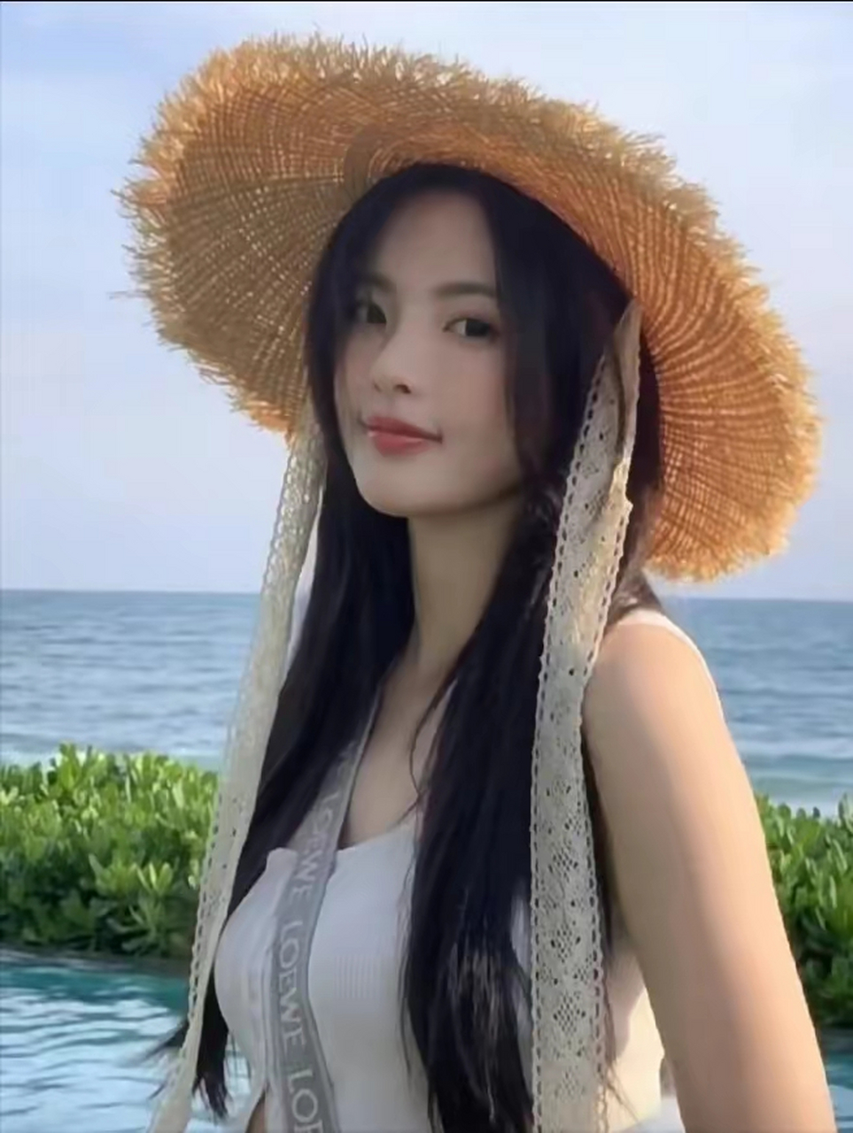 杨超越唱也不行,跳也不行,唱跳更不行,家庭背景也不行,她是怎么红的?
