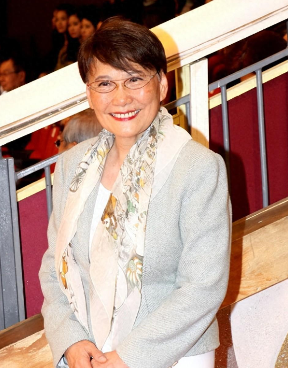 回顾从歌手到tvb掌舵人方逸华活出了自己的精彩人生