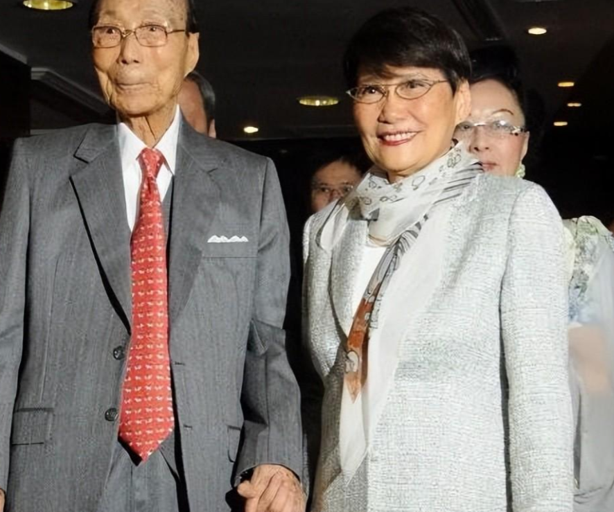 回顾从歌手到tvb掌舵人方逸华活出了自己的精彩人生