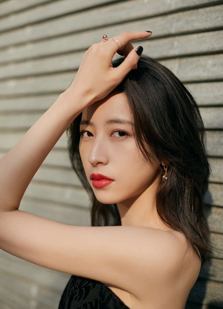 周雨彤是一个长发美女,当她穿上抹胸裙时,简直美得令人心动.