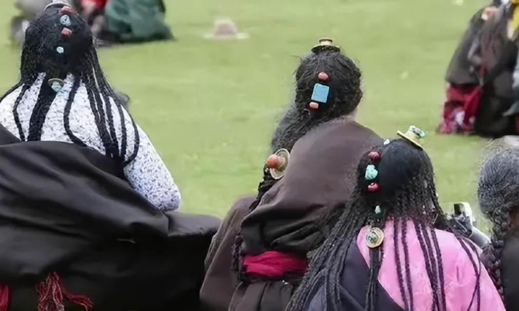 回顾亚青寺2万名女性在此修行天黑后须遵循一条死规定