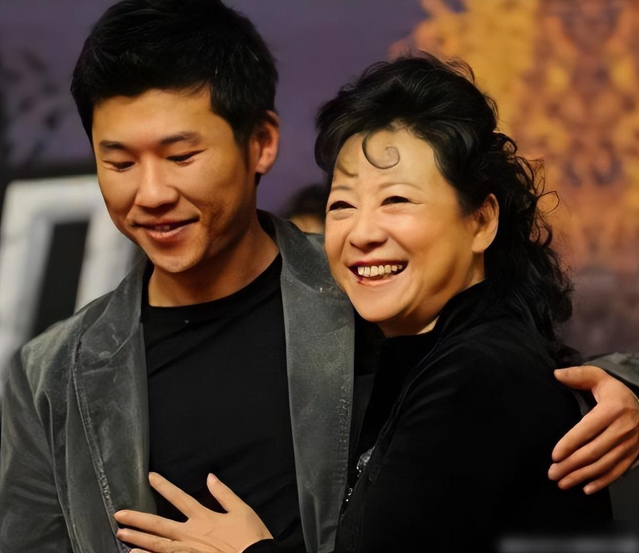 回顾演员王骁40岁走红娶圈外妻子生一女是母亲王馥荔的骄傲