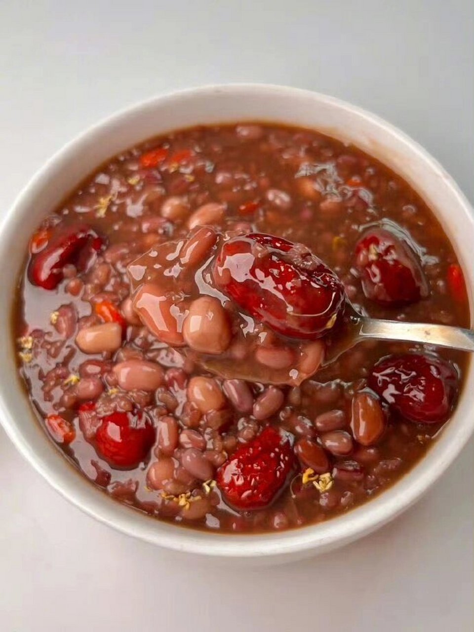 红豆提前浸泡4小时 ; 将红枣,花生,糯米以及 泡好的红豆放入锅中 400