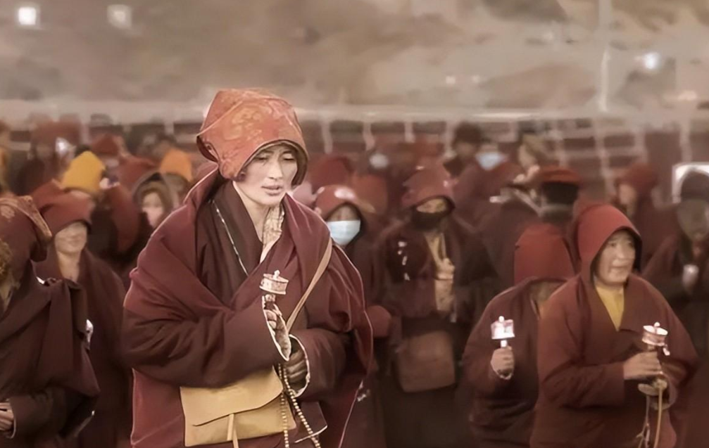 回顾亚青寺2万名女性在此修行天黑后须遵循一条死规定