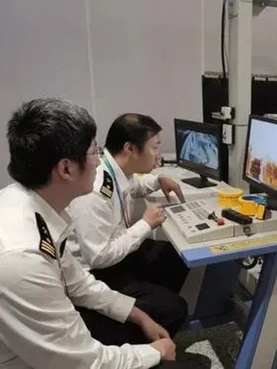 近日,在深圳罗湖海关,一男子过安检时状态异常,经过安检人员仔细检查