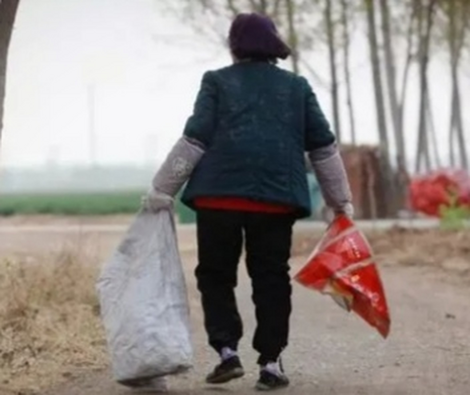 小区里面有个六十多岁的老太太,每天都翻垃圾桶捡破烂