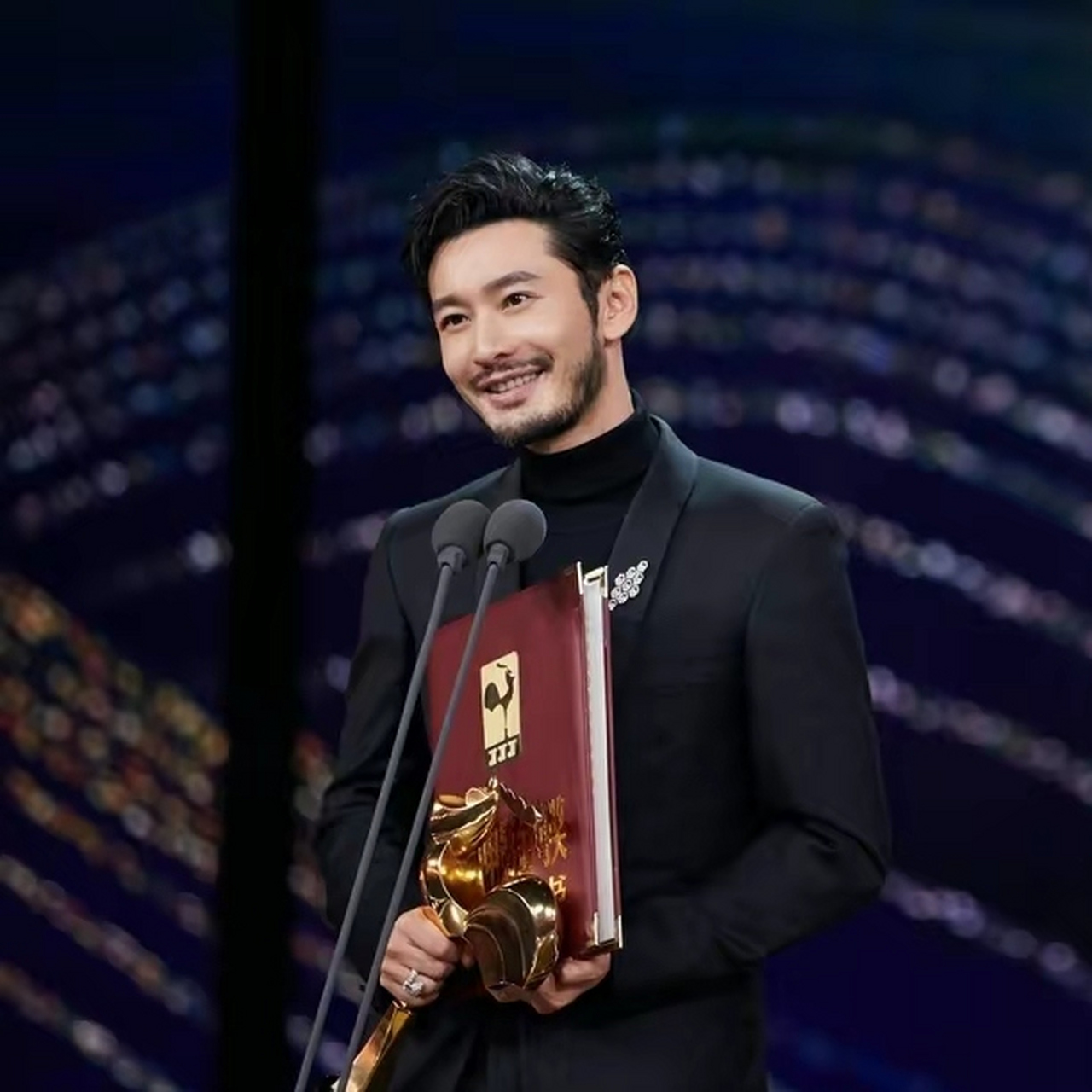 虽然留胡子更有男人味,能凸显出硬汉形象,但黄晓明却不太适合留胡子