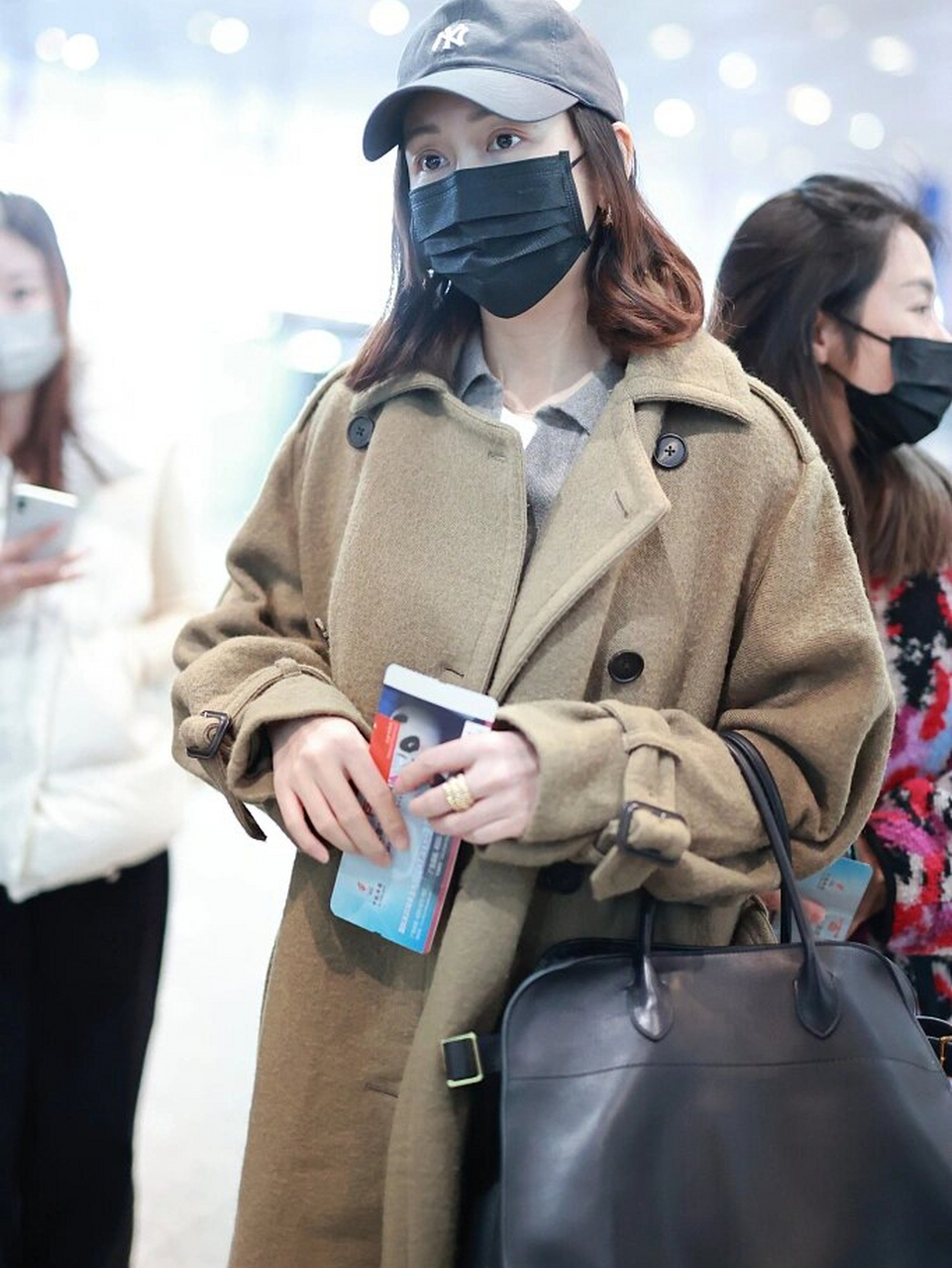 王鸥真会穿时髦个性 王鸥的机场街拍来了,她穿了一件绿调驼色的长款