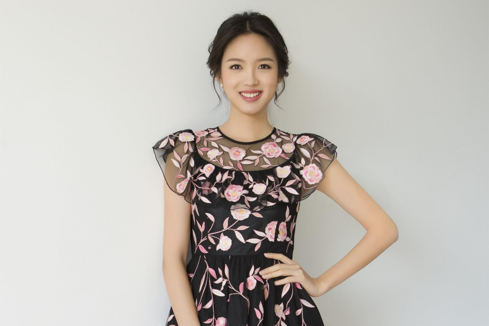 张梓琳追求真爱,自信谦虚,是众人敬佩的女神.