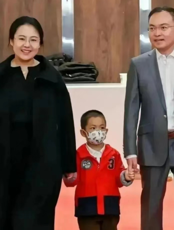 蔡磊春节后用药有效,小蔡蔡终于又可以左手拉妈妈,右手拉爸爸了