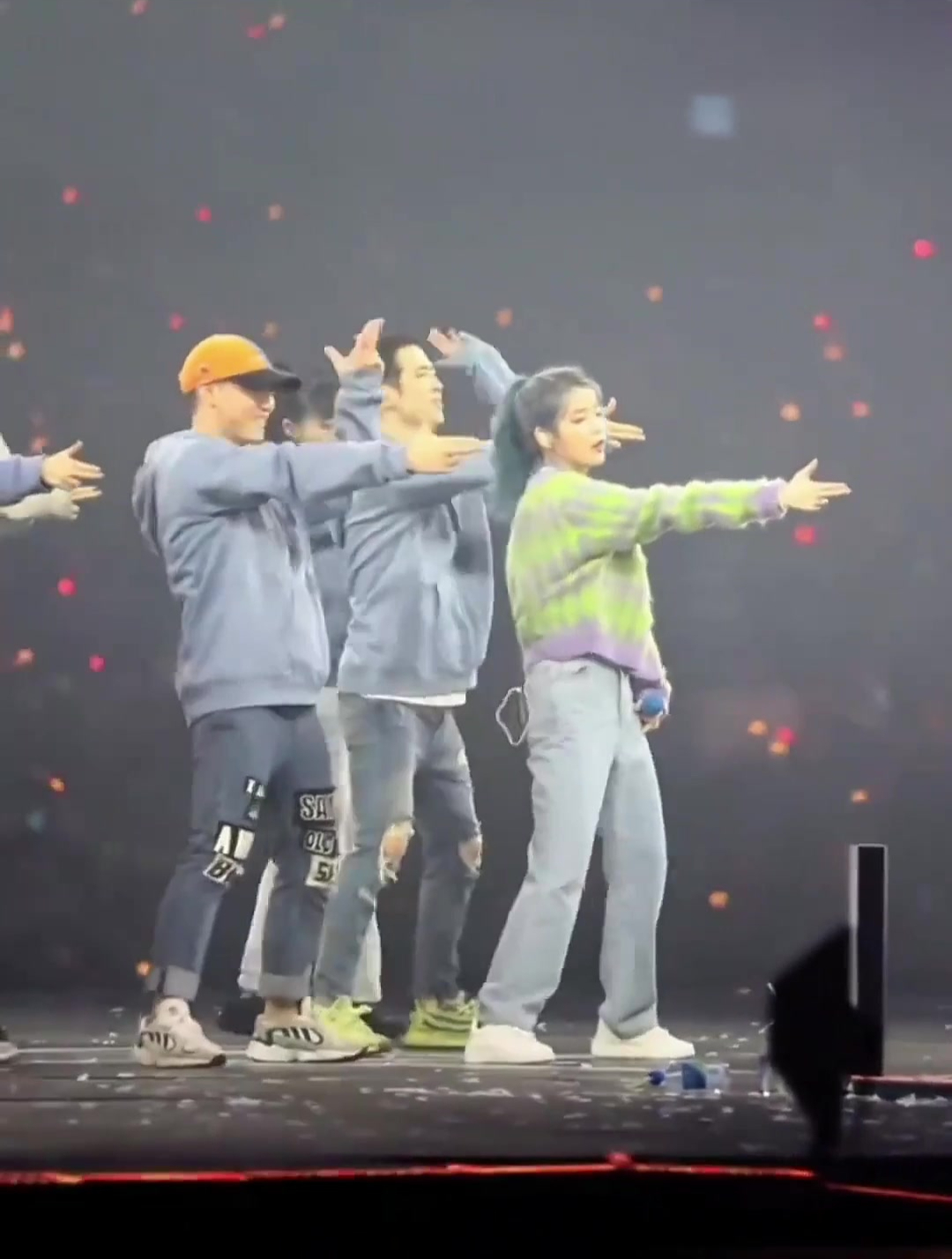 韩国女星iu演唱会现场,活力无限,也太有魅力了吧