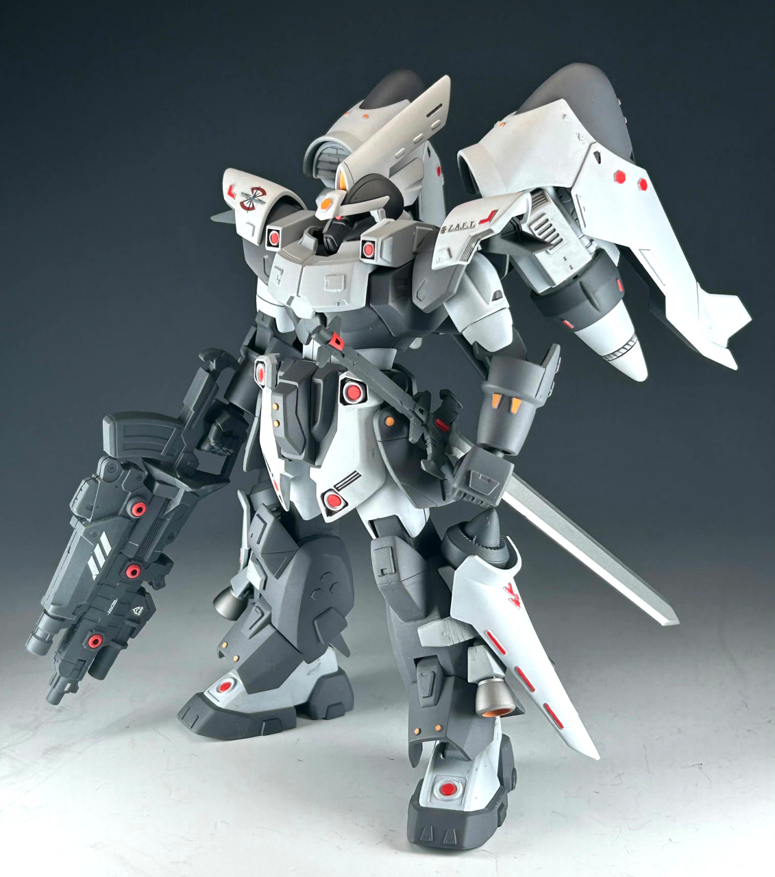 模型欣赏:机动战士高达seed 高机动型金恩f型,该机是在金恩基础上换装