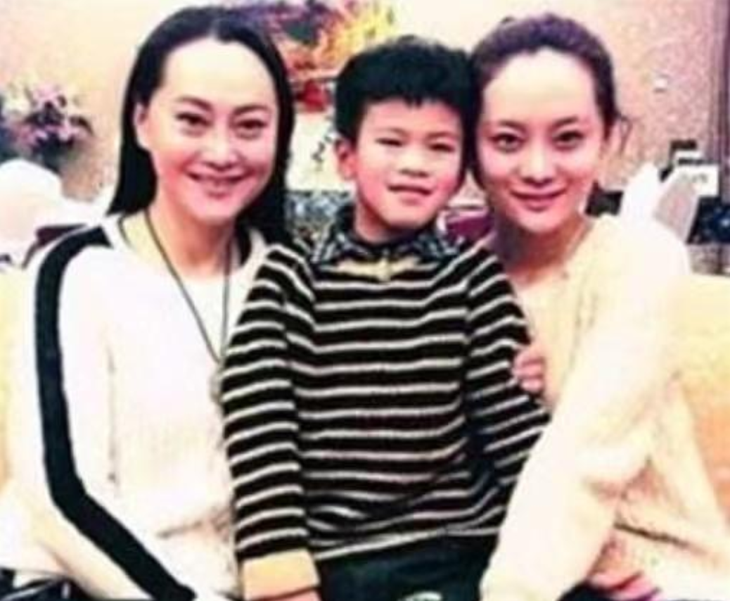 在美国的宋佳生子,在国内的前夫张学津结婚.